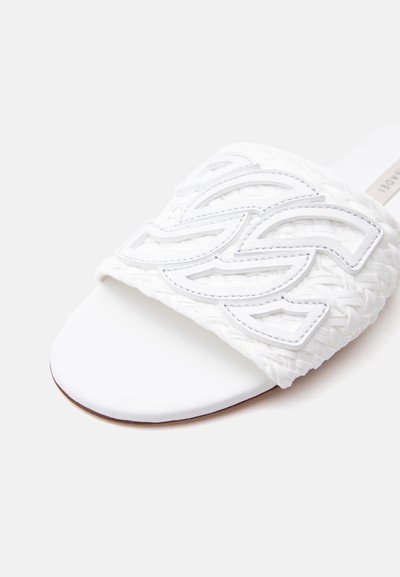 Λευκή σανδάλι με φάσα πλεγμένη με υφασμένα και κεντημένα αφηρημένα μοτίβα, ανοιχτό δάχτυλο και λεία σόλα.