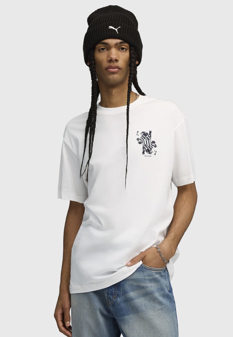 Puma GRAPHIC CARD PLAY - Triko s potiskem - white