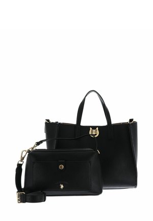 Sort lædertaske med guldhardware, der har to håndtag og en forreste klaplukning. Inkluderer en mindre matchende lynlåspung med logo.