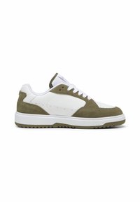 Baskets en cuir blanc et daim olive avec un bout arrondi, des lacets blancs et une semelle en caoutchouc texturée. Design minimaliste avec des détails subtils.