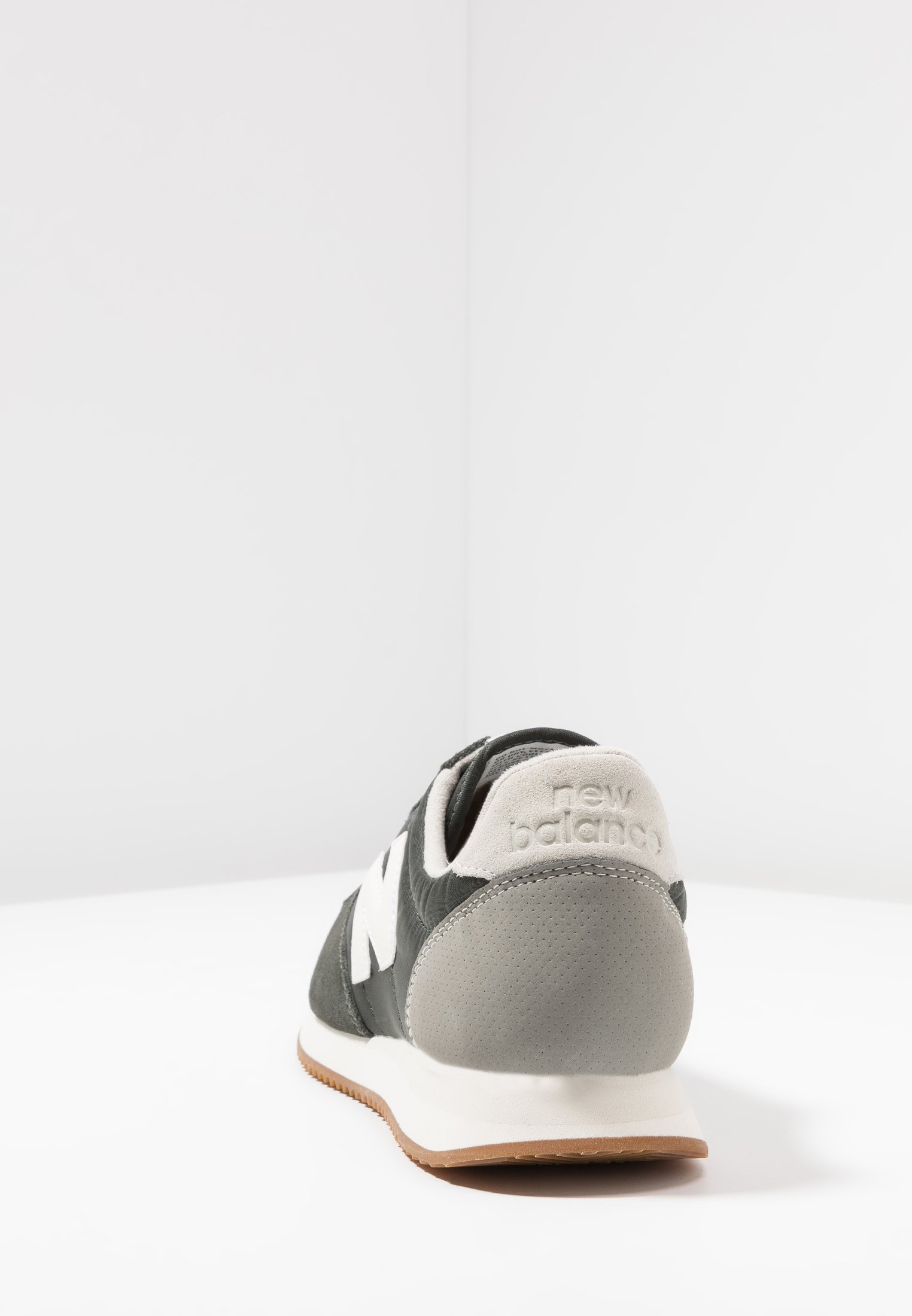new balance u220 trainers