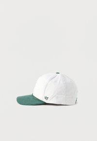 Λευκό καπέλο baseball από κορδούρα με πράσινη στεφάνη, πράσινο κουμπί στην κορυφή και πράσινο λογότυπο '47' κεντημένο στο πλάι.