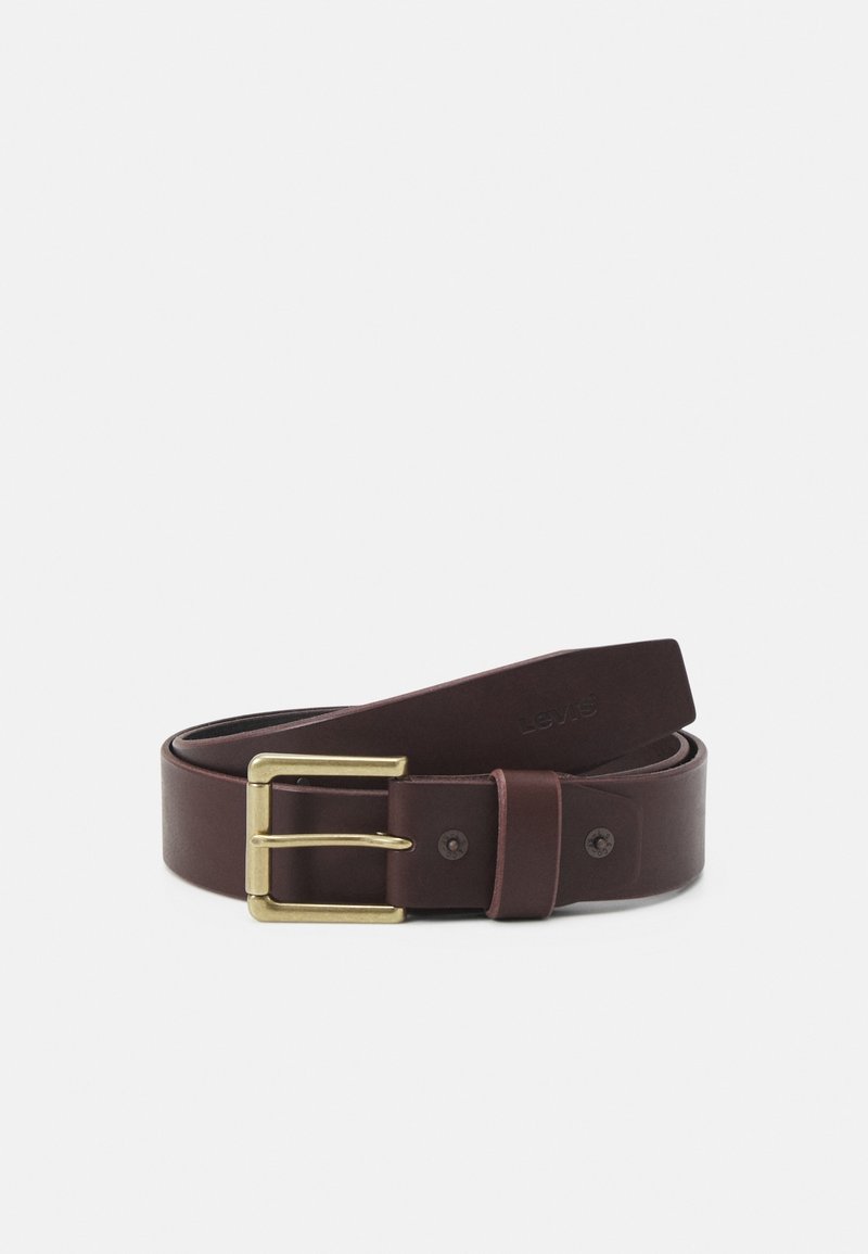Ceinture en cuir brun foncé avec une boucle métallique rectangulaire dorée, roulée sur un fond gris clair uni.