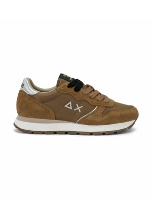 Sneaker marrone in suede e tessuto con suola bianca, lacci beige, dettaglio argento sul tallone e simboli delta e X bianchi ricamati sul lato.
