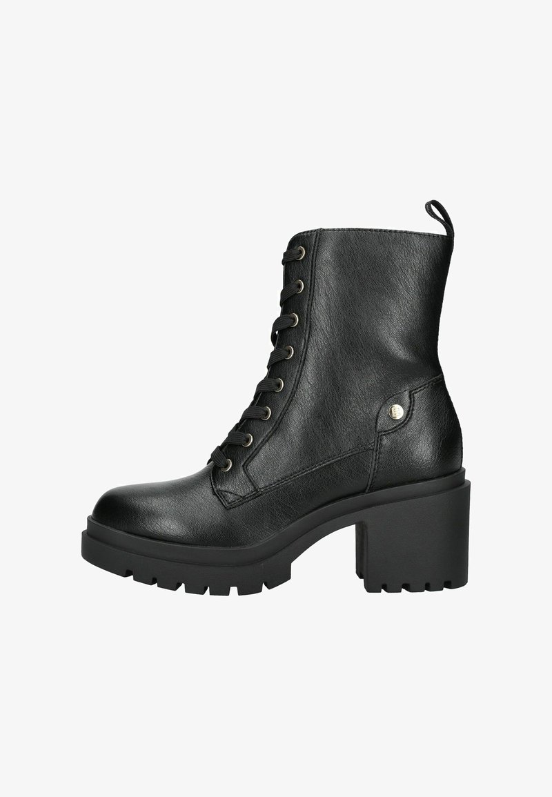 Botas de tobillo negras con un acabado de cuero brillante, que presentan un tacón grueso, cordones en la parte delantera y una suela de goma texturizada con un dibujo pronunciado.