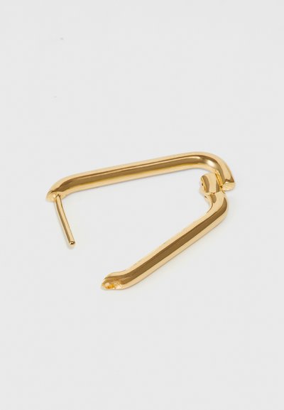 Guldtonet metal hoop ørering med et buet, vinklet design. Glat, poleret overflade med en afrundet spids og en lille løkke til fastgørelse.