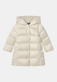 Světlý krémový péřový kabát s kapucí, s prošívaným designem, dlouhými rukávy a předním zipem. Hladká textury a jemný lesk.