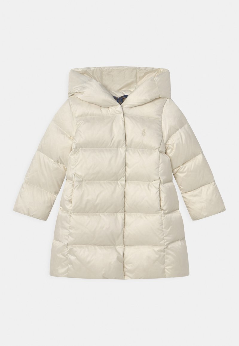Světlý krémový péřový kabát s kapucí, s prošívaným designem, dlouhými rukávy a předním zipem. Hladká textury a jemný lesk.
