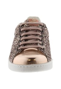 Sneaker rosa glitterato con punta metallica in oro rosa, design con lacci e tomaia in tessuto testurizzato. Presenta una suola bianca e un'etichetta con logo.