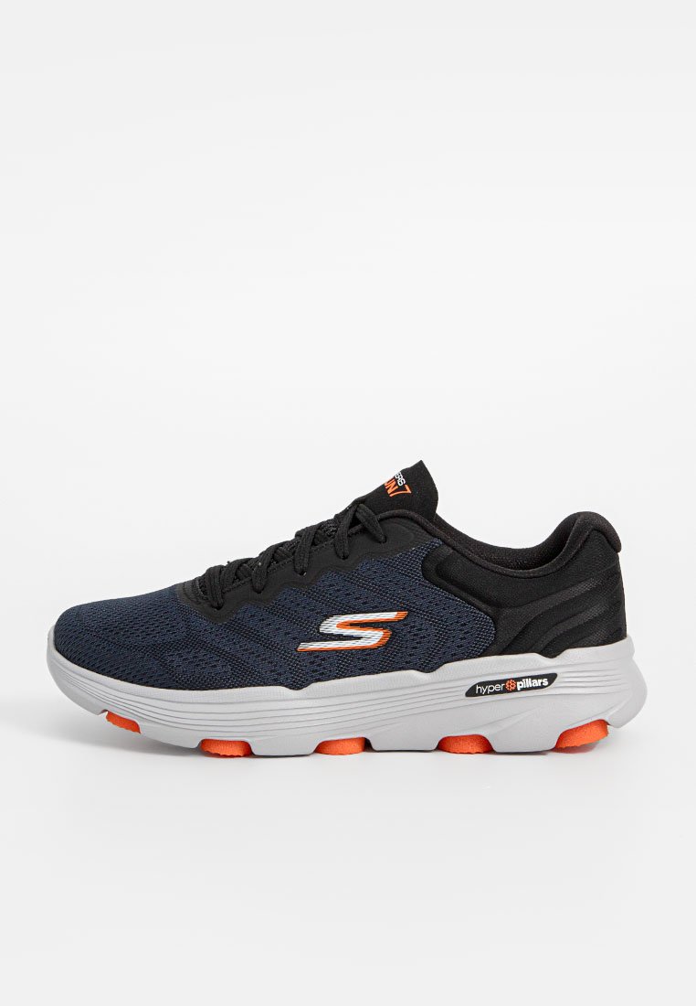 Sneaker da uomo nera e blu navy con accenti arancioni, suola bianca e logo "S" di lato, progettato per un uso casual o atletico.