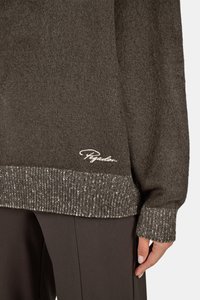 Tmavo hnedý sveter vyrobený z mäkkého materiálu, s jemne šedým rebrovaným lemom. Vyšitá logo "Pegador" blízko lemu na ľavej strane.