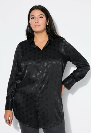 Schwarze Satinbluse mit gemustertem Textur, Knopfleiste vorne, langen Ärmeln und klassischem Kragen. Glatte Oberfläche mit einem dezenten Glanz.