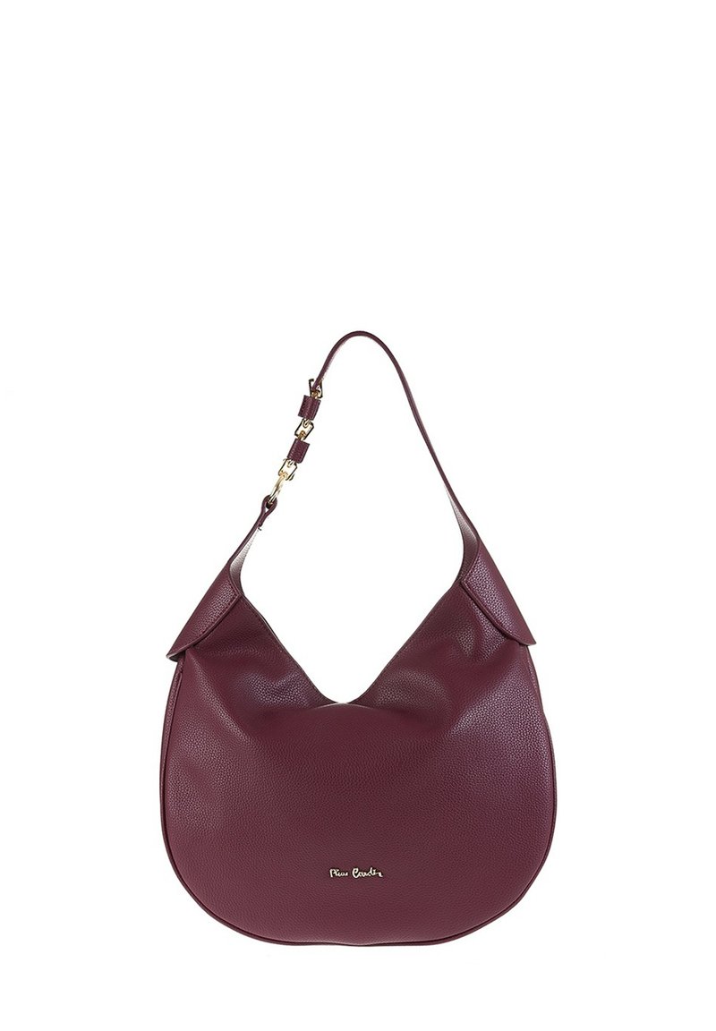 Borsa a spalla in pelle borgogna con una texture liscia, forma unica e logo dorato. Presenta una tracolla piatta e larga con dettagli in metallo.