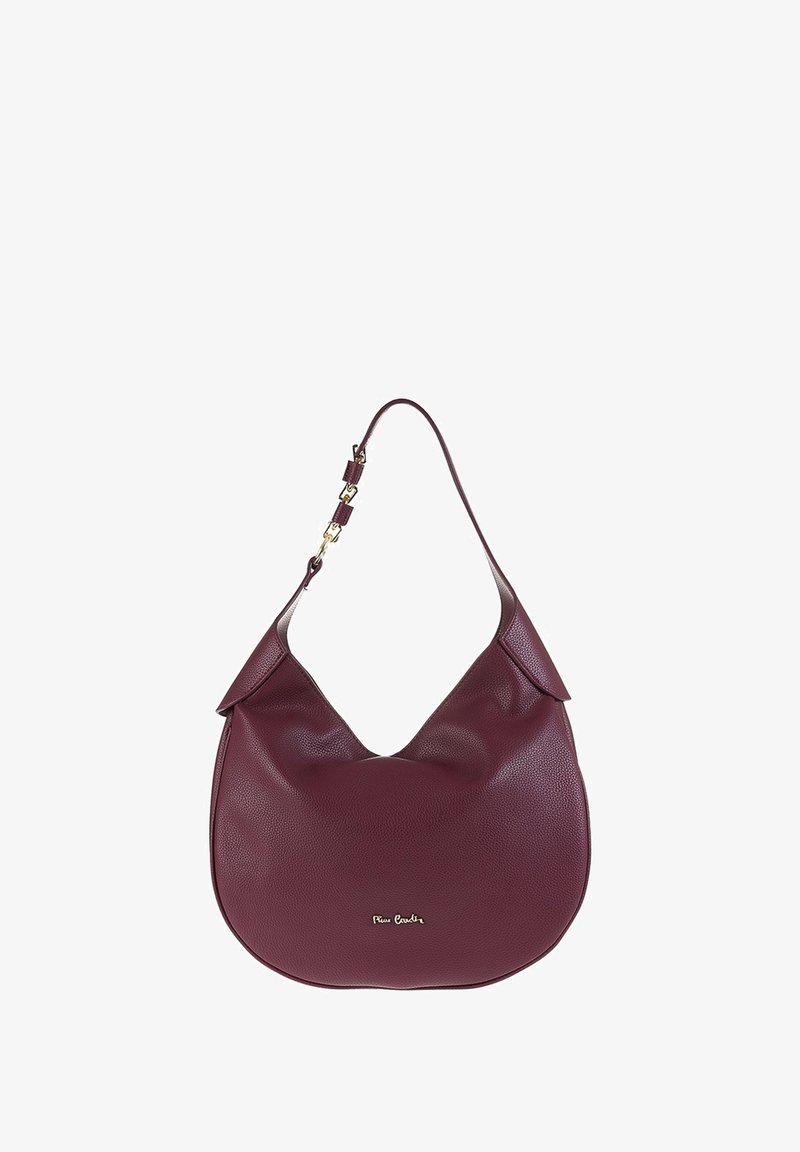 Borsa a spalla in pelle borgogna con una texture liscia, forma unica e logo dorato. Presenta una tracolla piatta e larga con dettagli in metallo.