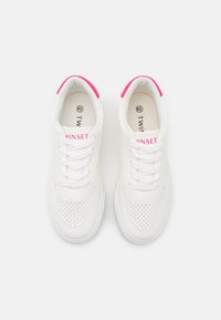 Hvite snøresko med perforert design, rosa detaljer på hælen, og "WINSET" merke på siden. Glatt tekstur og rund form.