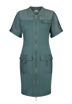 Vestito verde acqua a maniche corte con zip frontale, scollo con colletto, tasche con patta e anelli a D e una piccola tasca sul petto con bottone.