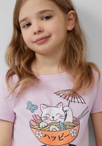 Hellblaues T-Shirt mit einem Grafikdesign eines glücklichen Katers in einer Schüssel mit Nudeln, dazu Essstäbchen, einem Schmetterling und einem Regenschirm.