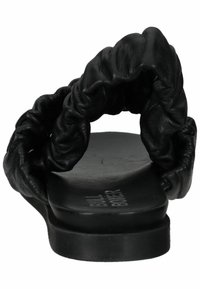 Černé kožené sandály s měkkým, nařaseným páskem, hladkým stélkou a plochou podrážkou. Výrazné značení na stélce.