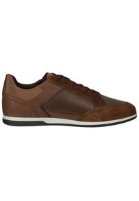 Scarpe sportive marroni con una combinazione di pelle liscia e scamosciata. Presentano una suola intermedia bianca, lacci rotondi e un design del pannello laterale geometrico.