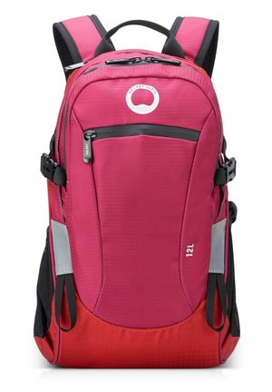 Zaino rosa e rosso con un design elegante, realizzato in tessuto resistente, dotato di una tasca frontale con zip, spallacci regolabili e dettagli riflettenti.