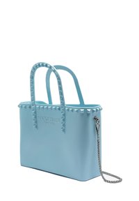 Borsa tote azzurro chiaro realizzata in materiale testurizzato, con dettagli in stile borchiato, doppi manici e una tracolla a catena rimovibile. Logo visibile sul davanti.