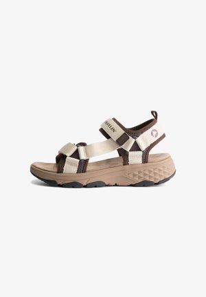 Beige en bruine buitensandalen met verstelbare banden, textuur bovenkant, schuim voetbed en patroonrubberen loopzool voor grip.