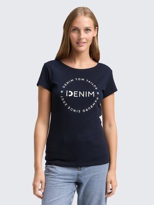 Marinblå kortärmad t-shirt i bomull med en cirkulär vit grafik med "DENIM TOM TAILOR" och "EST. 2007" i mitten.