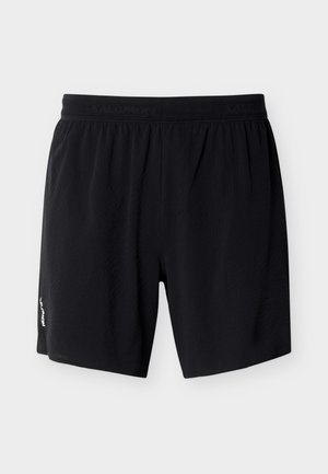 Zwarte sportshorts voor mannen met een elastische tailleband en een klein wit logo op het linkeronderbeen, weergegeven tegen een effen achtergrond.