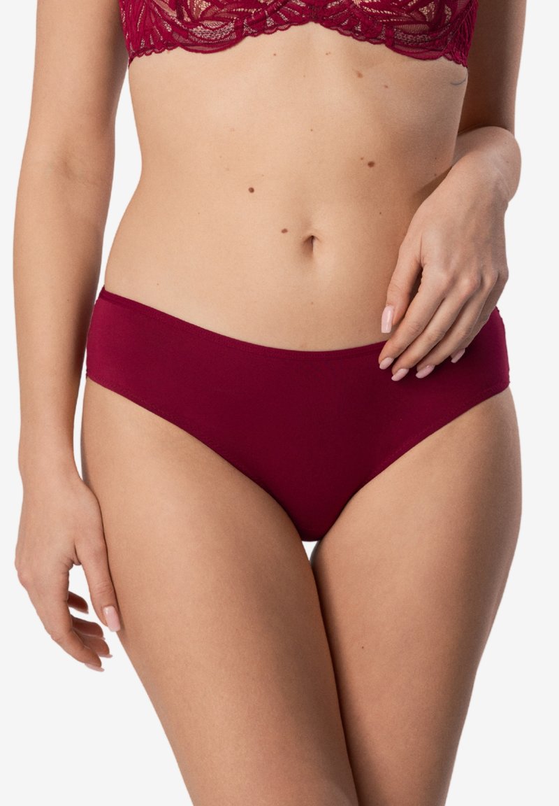 Bordowe bawełniane majtki bikini o gładkiej fakturze, średnim stanie i bez widocznych szwów. Idealne do codziennego noszenia.