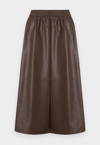 Jupe en simili cuir marron avec une ceinture élastique, un design à jambes larges et une texture lisse et brillante. Sans motifs ni ornements.
