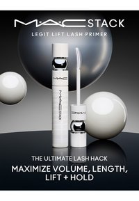 Le primer pour cils Legit Lift de MAC Stack dans un tube cylindrique blanc élégant avec un capuchon argent réfléchissant. Comprend un applicateur en spirale. Éléments de design en noir et blanc.