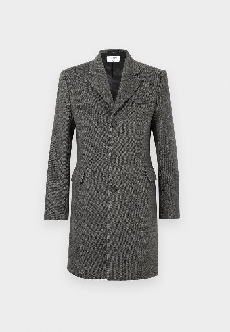 Manteau en laine gris foncé à simple boutonnage avec trois boutons, revers cranté, deux poches à rabat et une poche poitrine sur fond blanc.