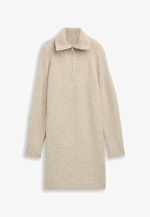 Beige Strickkleid mit hohem Kragen, halbem Reißverschluss, gerippter Textur und langen Ärmeln. Hat eine gerade Silhouette und minimale Nähte.