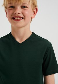 WE Fashion MET V HALS - Paprasti marškinėliai - green