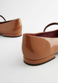 Next WIDE FIT FOREVER COMFORT MARY JANE - Ballerinat nilkkaremmillä - camel brown