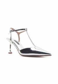 Silberne Lackleder Slingback-Schuhe mit spitzer Zehenform, T-Riemen-Design und einem niedrigen Absatz, der mit einem quadratischen Akzent verziert ist.