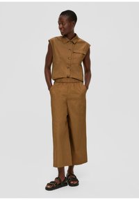 s.Oliver RELAXED - Pantaloni - sandstein