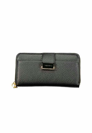 Cartera de cuero negro texturizado con cierre de cremallera y correa central con placa de logo metálica rectangular.