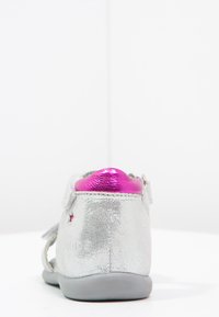 Mod8 GARANCE - Sandali - silver