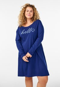 Vestido azul marino de manga larga con forma en línea A, con texto cursivo blanco "hello" y un corazón. Textura de tela suave.