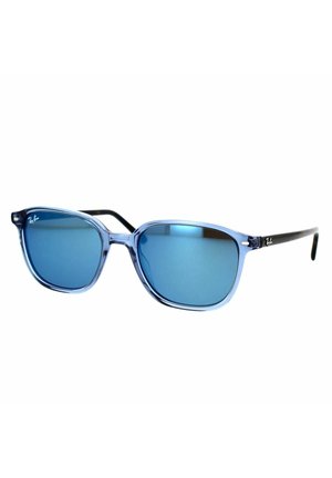 Occhiali da sole tinti di blu con una montatura semi-trasparente di colore blu chiaro e bracci neri. Lenti di forma rettangolare senza motivi o accenti visibili.