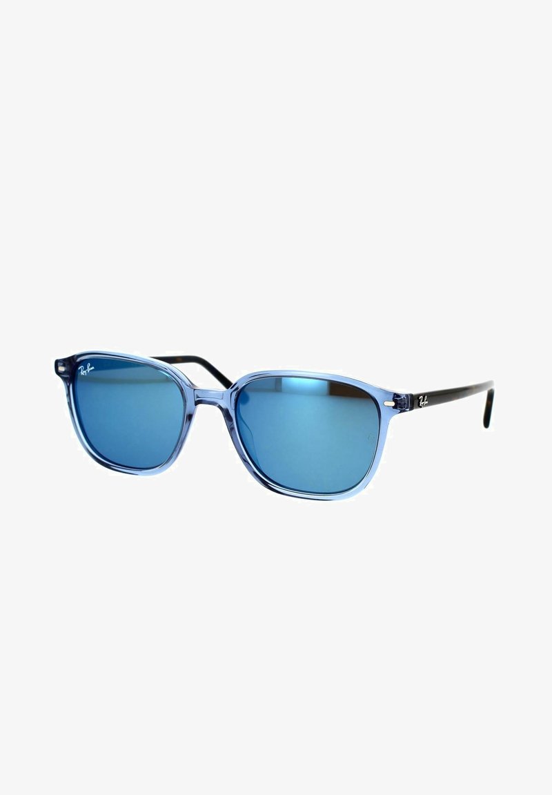 Occhiali da sole tinti di blu con una montatura semi-trasparente di colore blu chiaro e bracci neri. Lenti di forma rettangolare senza motivi o accenti visibili.