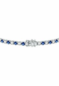 Braccialetto d'argento con pietre blu e trasparenti alternate, dotato di una chiusura sicura e una superficie liscia. Pietre incastonate in un design a linea continua.