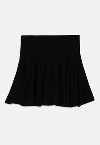 Čierna pletená sukňa s rozšíreným strihom, s rebrovanou textúrou a prispôsobeným pásom. Žiadne viditeľné vzory alebo kovové doplnky.