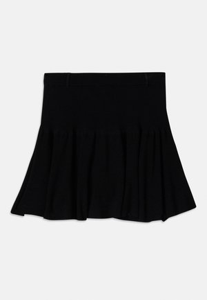 Czarna dzianinowa spódnica o rozkloszowanym kroju, z fakturą prążków i dopasowanym pasem w talii. Brak widocznych wzorów lub elementów metalowych.