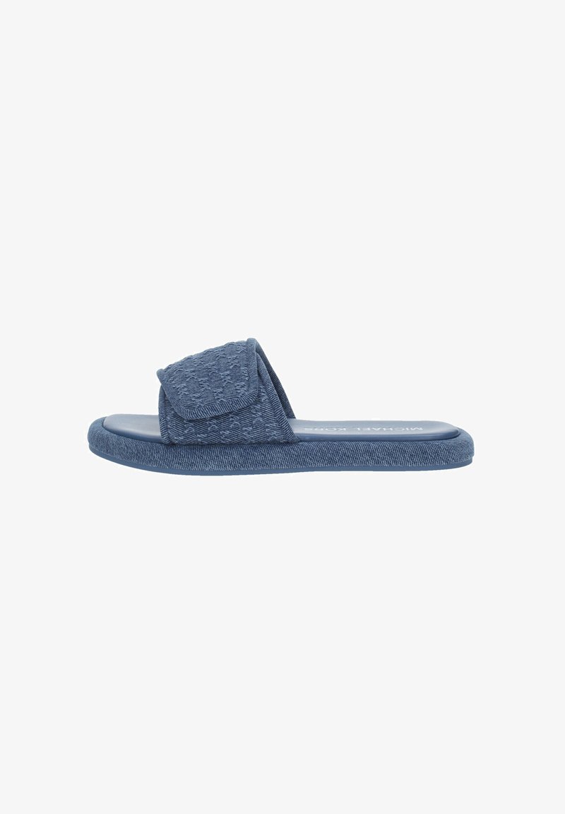 Sandale à semelle glissante en denim bleu avec une tige texturée et une semelle rembourrée. Elle présente une large bride avec un rabat pour un détail supplémentaire.