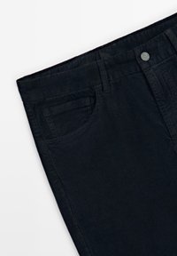 Svarta kordfløyelsbyxor med framficka, knappstängning och vertikal ribbad textur. Slät yta med rak passform.