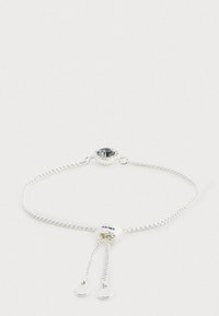 Silberarmband mit einem zentralen schwarzen Edelstein, umgeben von einem Strassrand, dünnen Kettengliedern und zwei perlenartigen Akzenten an den Enden.