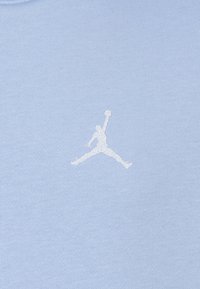 Felpa di cotone blu chiaro con logo Jumpman ricamato bianco sulla parte anteriore, con una superficie liscia e una vestibilità casual.