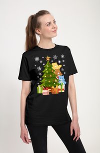 Sort t-shirt med et farverigt juletræ designet med legetøj, gaver og snefnug. Designet inkluderer tre tegneserie-bjørne og ornamenter.